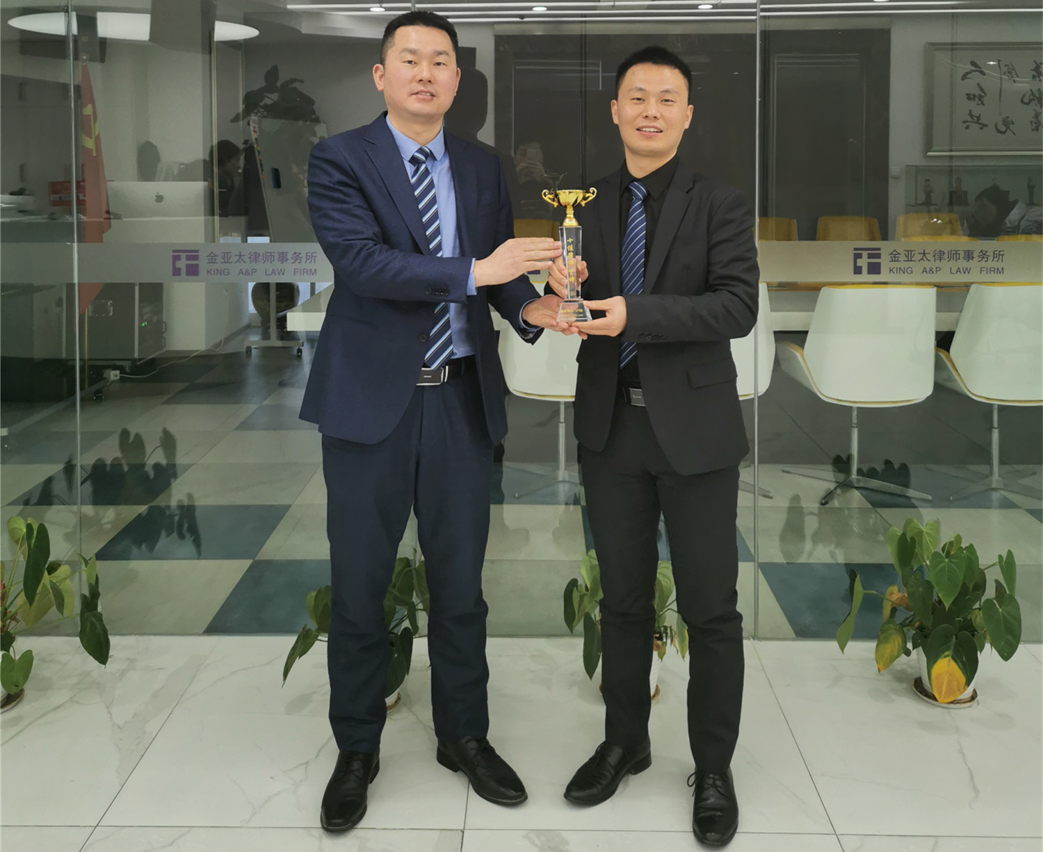 丁帥律師榮獲055110律師門戶網(wǎng)十佳律師獎(jiǎng)杯