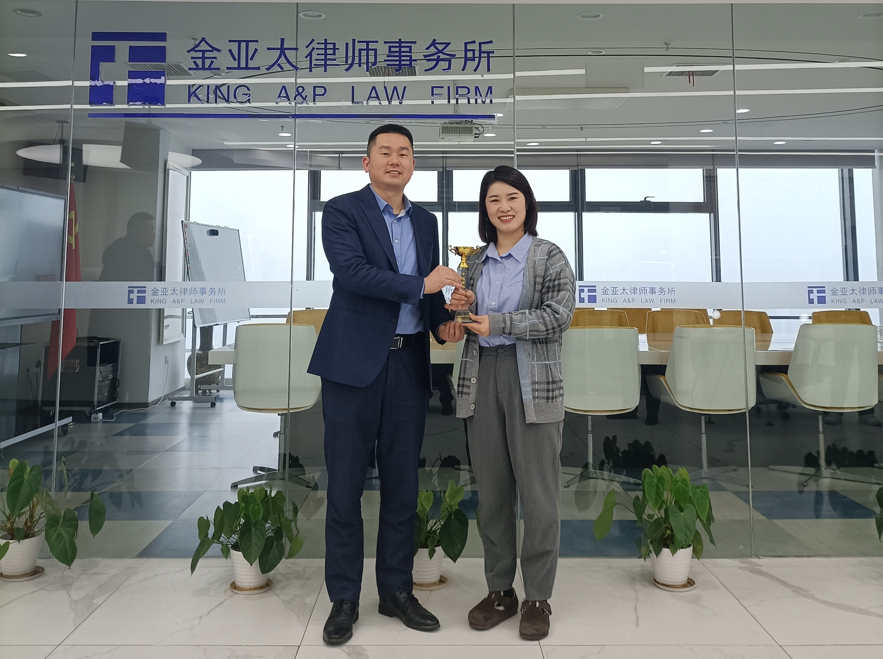 合肥離婚律師孫若男獲律師門戶網(wǎng)十佳律師獎(jiǎng)杯